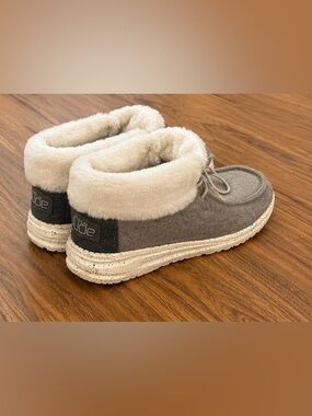 Hey Dude Gray & Cream Fleece-Lined Casual Booties